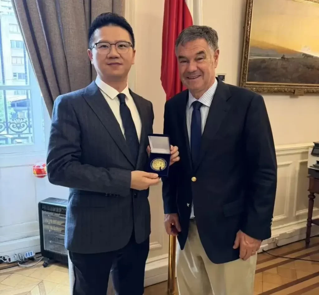 易运盈董事长苏杭与智利参议院主席奥斯桑多恩合影