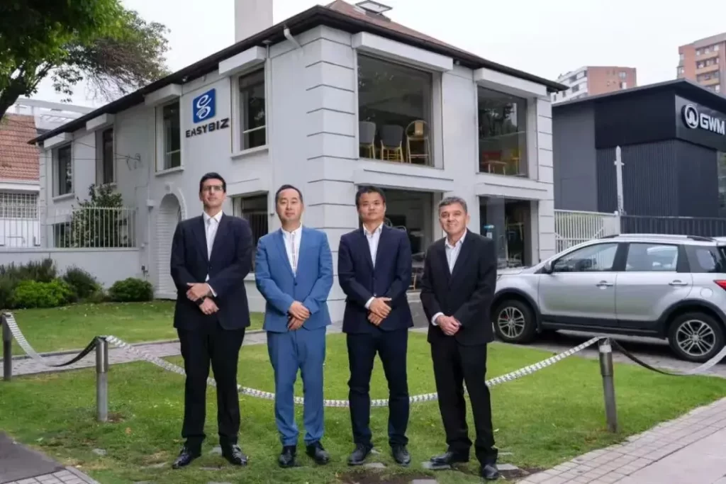 智利团队在海外仓前合影